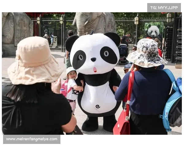 阿尔瓦雷斯亲自示范马赛回旋过熊猫人偶揭幕成都青训营盛大开营 阿尔瓦雷斯亲自示范马赛回旋过熊猫人偶揭幕成都青训营盛大开营